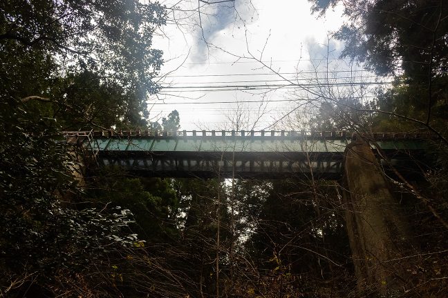 道なりに進むと飯田線の橋梁を見上げる場所もある