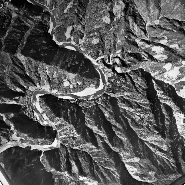 旧版空撮画像：小和田駅・佐太集落付近（1948年3月2日撮影）　地形図：小和田駅・旧佐太集落付近