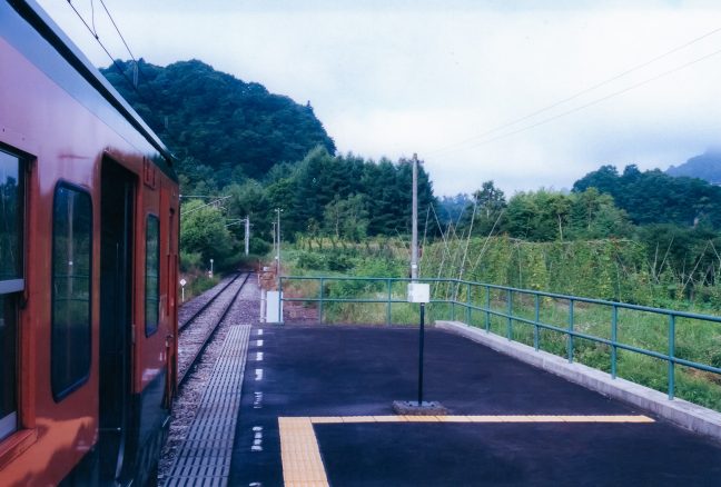 駅の奥で吾妻線の線路は途切れている