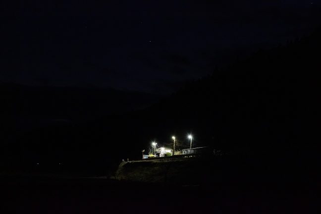 駅の向かいの畑地から遠望した伊勢鎌倉駅の夜景