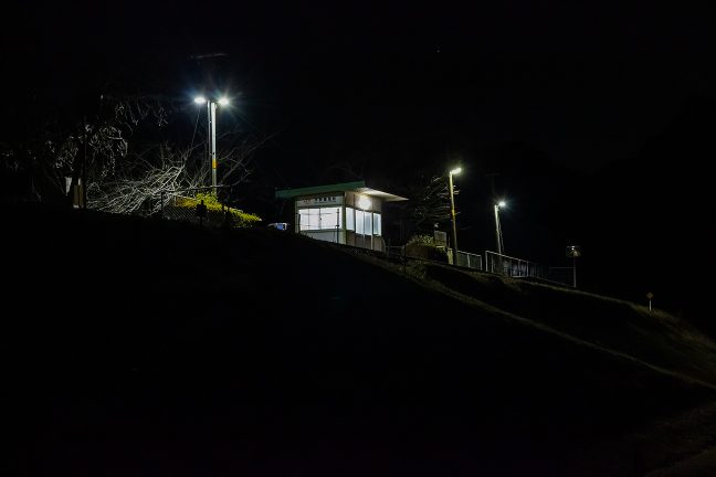 静かに佇む里の旅情駅の夜が更けていく
