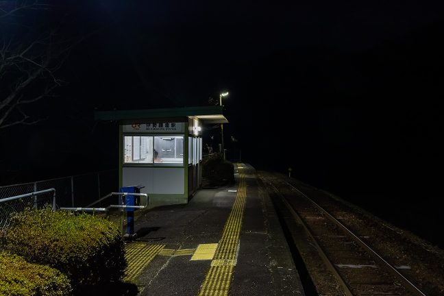 一夜明けた伊勢鎌倉駅はまだ眠りの中