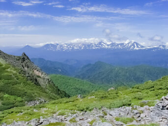 東大雪・ニペソツ山付近から望む十勝岳連峰（北海道：2003年6月）