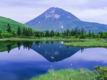知床山系・羅臼湖から望む羅臼岳（北海道：2003年7月）