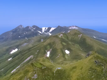 知床山系・羅臼岳付近から望む硫黄山方面（北海道：2003年7月）