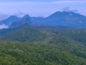 夕張山地・夕張岳付近から望む芦別岳（北海道：2003年7月）