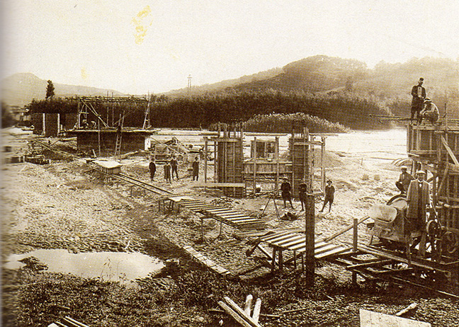 引用図：建設中の大和川橋梁「80年のあゆみ（近畿日本鉄道・1990年）」
