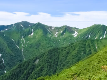 日高山脈・ピパイロ岳付近から望む戸蔦別岳・幌尻岳（北海道：2003年7月）