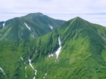 日高山脈・1967峰付近から望む戸蔦別岳・幌尻岳（北海道：2003年7月）