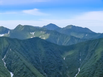 日高山脈・1967峰付近から望むカムイエクウチカウシ山方面（北海道：2003年7月）