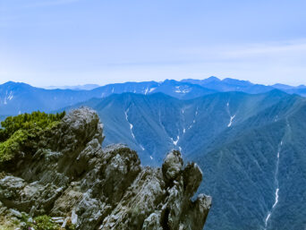 日高山脈・1967峰付近から望むエサオマントッタベツ岳方面（北海道：2003年7月）