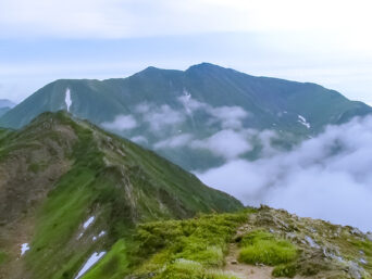 日高山脈・1967峰付近から望む幌尻岳方面（北海道：2003年7月）