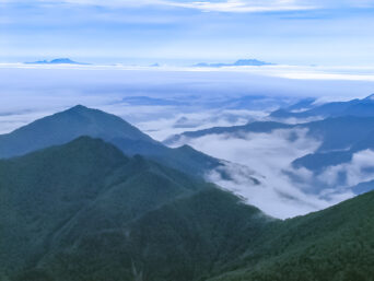 日高山脈・戸蔦別岳付近から望む十勝連峰（北海道：2003年7月）