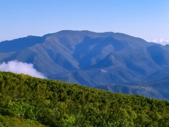 知床半島・知床山系・東岳付近から望む知床岳（北海道：2003年9月）