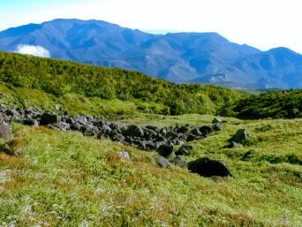 知床半島・知床山系・東岳付近から望む知床岳（北海道：2003年9月）