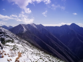 日高山脈・コイカクシュサツナイ岳から望む1839峰（北海道：2003年10月）