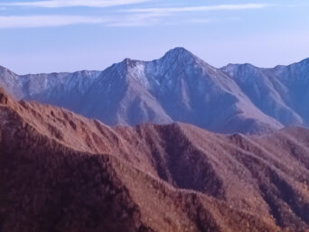 日高山脈・カムイエクウチカウシ山から望む1839峰（北海道：2003年10月）