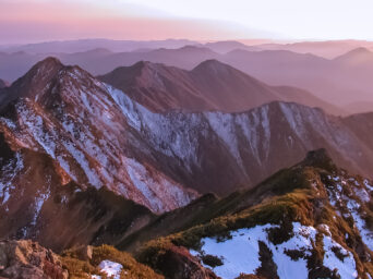 日高山脈・カムイエクウチカウシ山から望む1853峰（北海道：2003年10月）