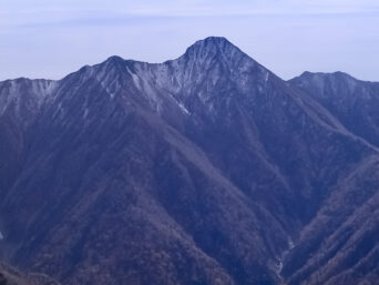 日高山脈・カムイエクウチカウシ山南方稜線から望む1839峰（北海道：2003年10月）