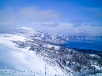 美幌峠付近から望む屈斜路湖と藻琴岳（北海道：2004年1月）