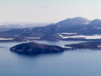美幌峠付近から望む屈斜路湖と和琴半島（北海道：2004年1月）