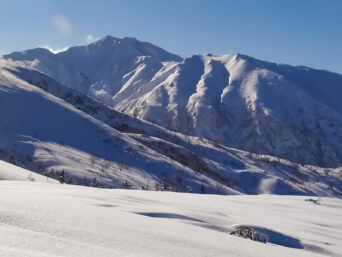 十勝連峰・三段山付近から望む富良野岳（北海道：2004年1月）