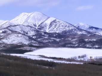 開陽台付近から望む標津山地・武佐岳（北海道：2004年4月）