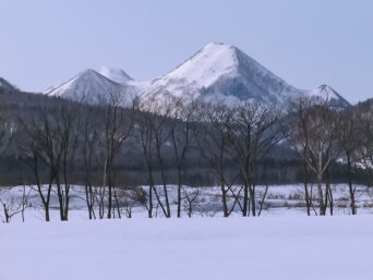中標津付近から望む標津山地・尖峰（北海道：2004年4月）
