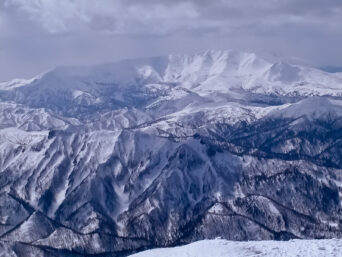 知床山系・遠音別岳から望む斜里岳方面（北海道：2004年4月）