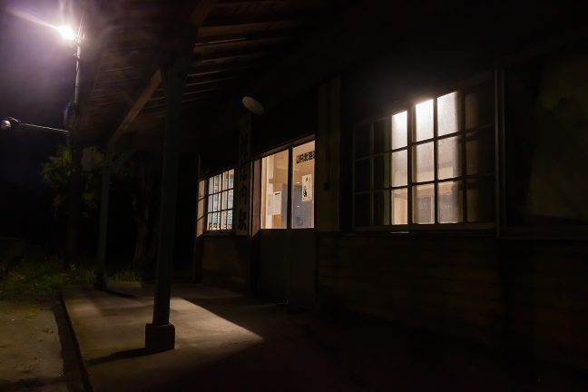 趣ある木造駅舎の窓明かりが心地よい