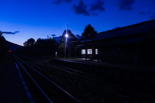 黎明の青い大気の底で雄信内駅はまだ眠りの中
