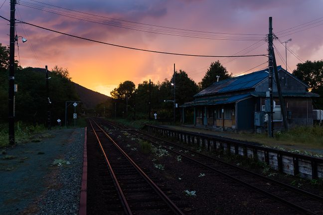 駅前野宿で過ごした一夜を締めくくるに相応しい感動的な夜明け
