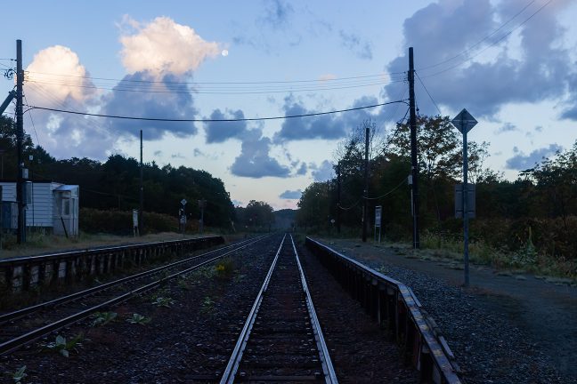 架線のない非電化路線の鉄路は、ひと際、旅情深い