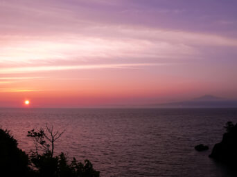 飛島・鼻戸崎付近から望む鳥海山（山形県：2007年7月）