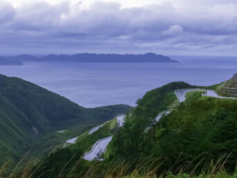 津軽半島龍泊ライン眺瞰台付近から望む小泊岬（青森県：2007年9月）