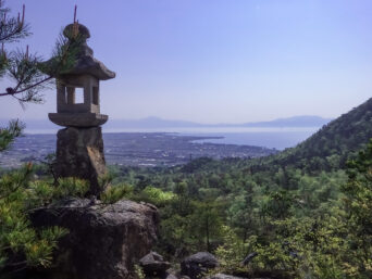 比良山系・賽河原付近から望む琵琶湖（滋賀県：2015年4月）