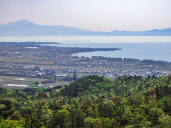 比良山系・賽河原付近から望む琵琶湖（滋賀県：2015年4月）