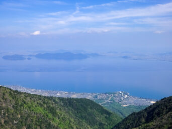 比良山系・葛川越付近から望む琵琶湖・松の浦（滋賀県：2015年4月）