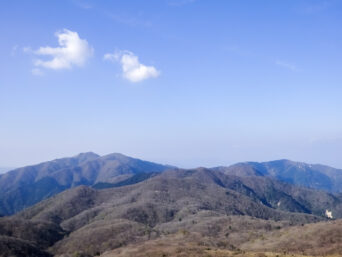 比良山系・ホッケ山付近から望む武奈ヶ岳方面（滋賀県：2015年4月）