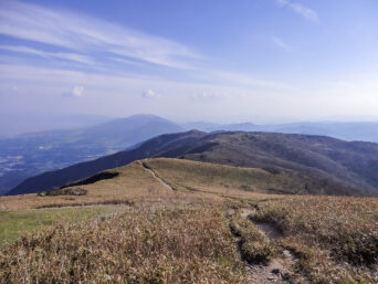 比良山系・ホッケ山付近から望む比叡山方面（滋賀県：2015年4月）