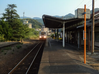 JR美祢線・長門湯本駅（山口県：2015年8月）