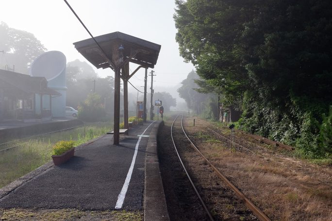 早朝の上総中野駅に人影はなく、ひっそりとした雰囲気
