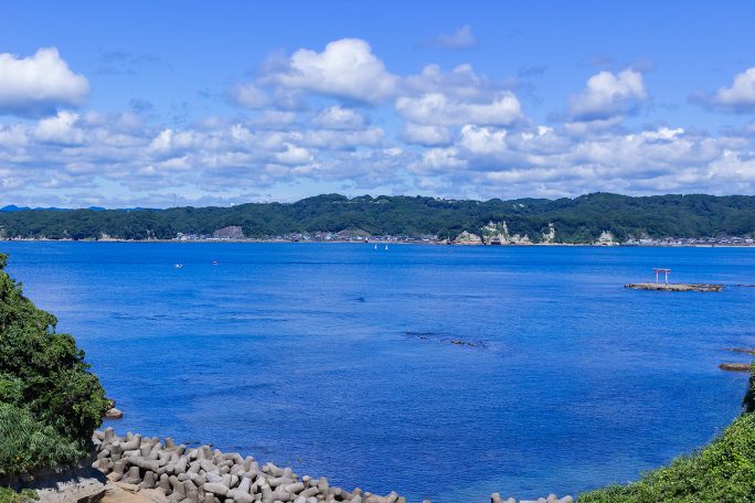 遠見岬神社の鳥居が浮かぶ勝浦湾の風景