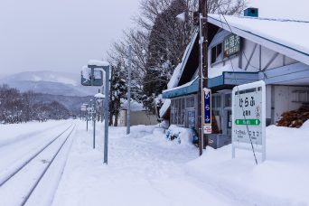 JR函館本線・比羅夫駅（北海道：2016年1月）