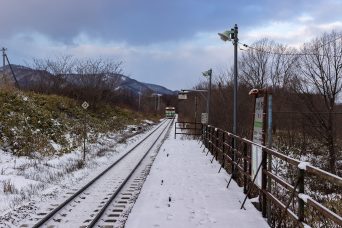 JR函館本線・東山駅（北海道：2016年1月）