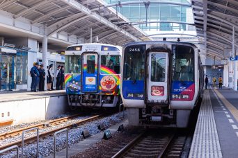 JR予讃線・高松駅・特急「うずしお」・「アンパンマントロッコ」（香川県：2016年4月）