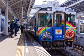 JR予讃線・高松駅・「アンパンマントロッコ」（香川県：2016年4月）