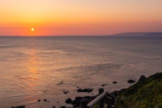 津軽半島・龍飛岬付近から望む津軽海峡の夕日と渡島小島（青森県：2016年8月）