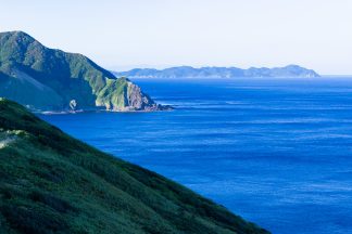 津軽半島・龍飛岬付近から望む袰月海岸と小泊岬（青森県：2016年8月）