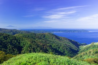 津軽半島・龍泊ライン付近から望む小泊岬・岩木山（青森県：2016年8月）